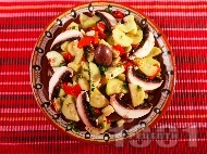 Рецепта Селска салата с печени чушки, гъби печурки и краставици